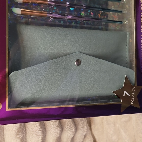 Ariposa Makeup Brush, Blender & Cleaner Set - Picture 3 of 3